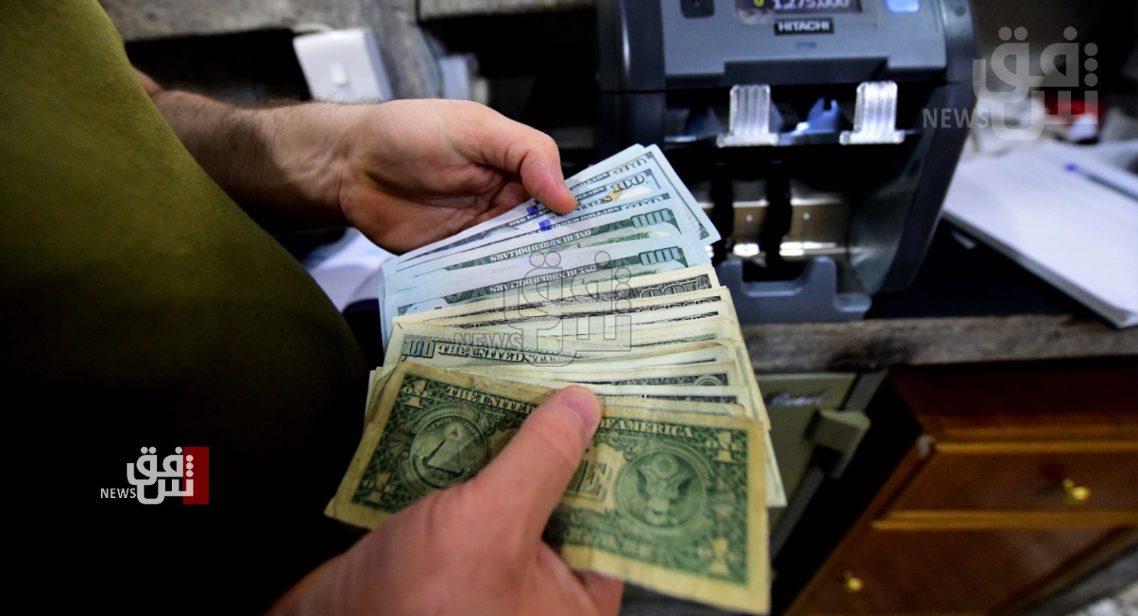 انخفاض أسعار الدولار أمام الدينار في بغداد واربيل