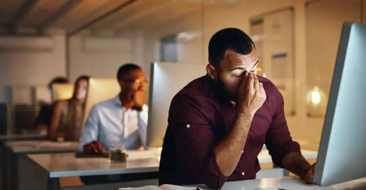 أشبه بالتدخين.. دراسة تكشف مخاطر عادة يومية لكثيرين