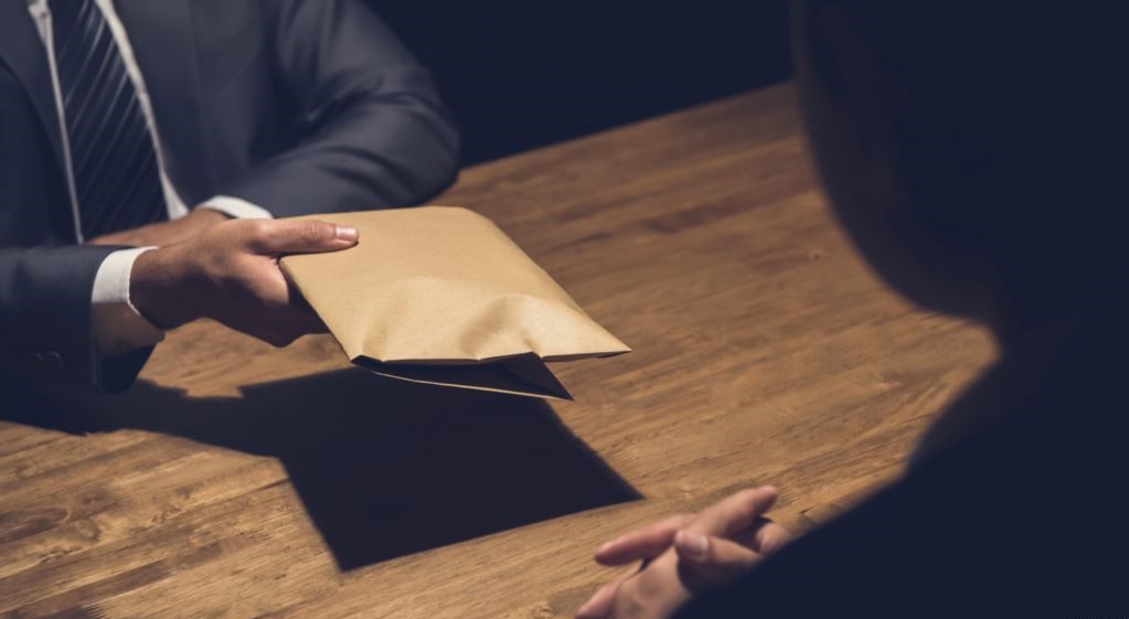 واشنطن توجه تهمة الرشوة لشخصين يقيمان في أربيل